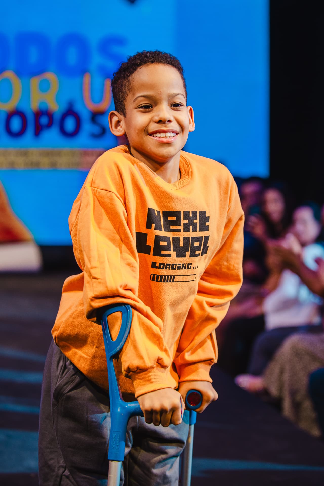 Criança protagonista sorrindo durante o desfile inclusivo do Todos por um Propósito