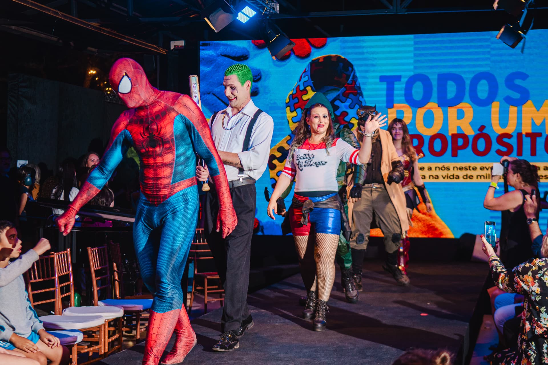 Personagens e participantes desfilando na passarela do evento
