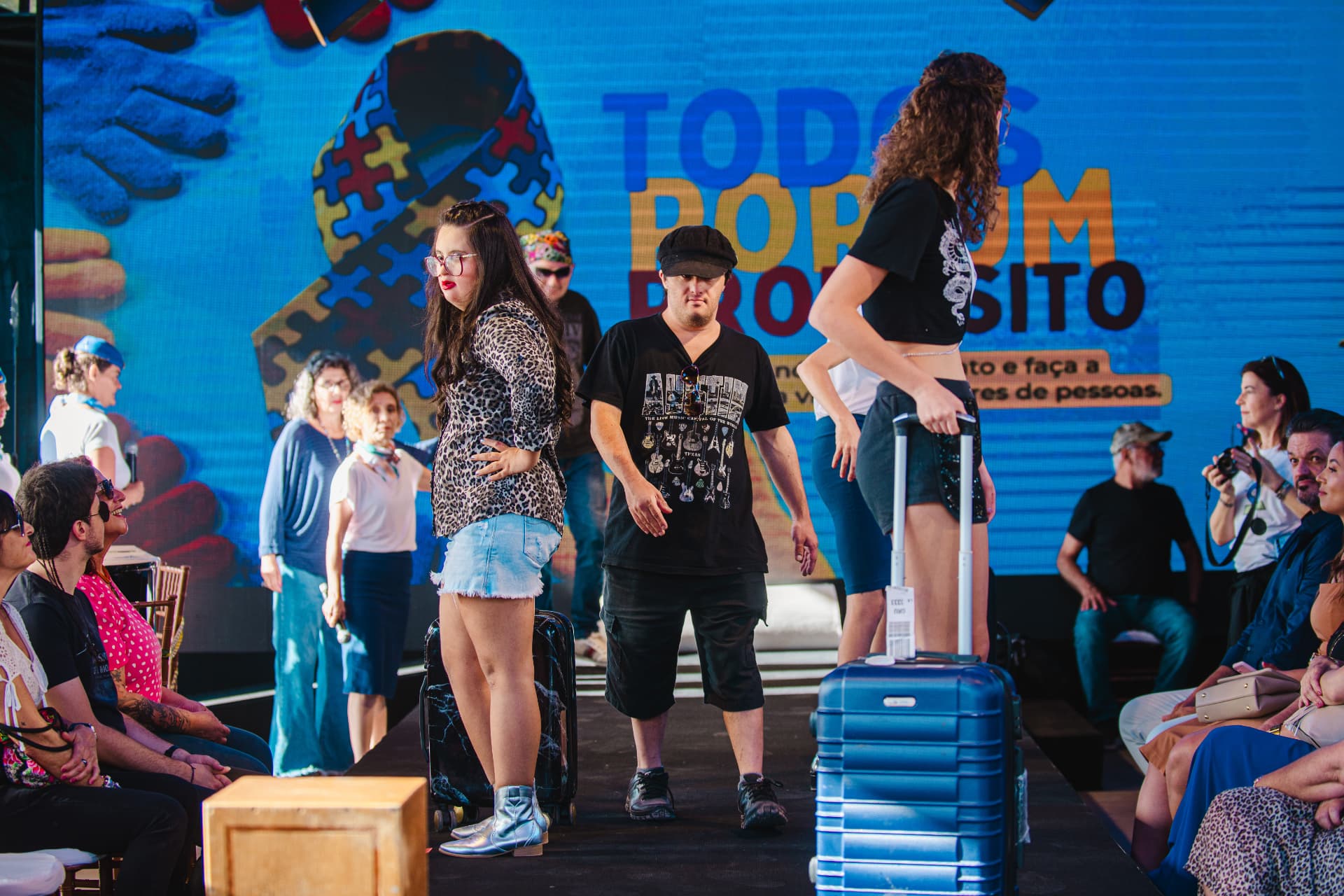 Modelos caminhando juntos pela passarela do desfile inclusivo